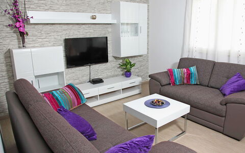 Vinka: Meubles, Canapé, Propriété, Violet, Plante, Table, Confort, Canapé-Lit, Plante D'Appartement, Salon