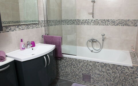 Vinka: Miroir, Luminaire Plomberie, Robinet, Évier, Propriété, Bâtiment, Salle De Bains, Violet, Plante, Baignoire