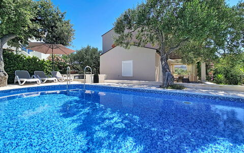 Vinka: Bleu, Piscine, Mobilier De Jardin, Recours, Ombre, Biens, Loisir, Aménagement Paysager, Chaise, Hôtel