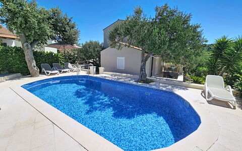 Vinka: Bleu, Piscine, Composite, Béton, Ombre, Recours, Aménagement Paysager, Caractéristique De L'Eau, Villa, Arrière-Cour