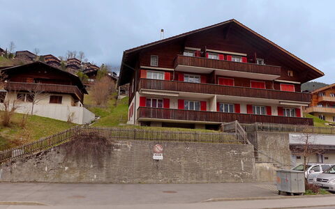 Chalet Beausite: Ciel, Bâtiment, Propriété, Fenêtre, Plante, Maison, Lot Terre, Design Urbain, Voiture, Asphalte