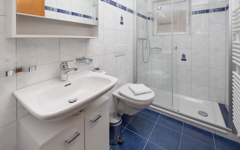 Chalet Beausite: Salle De Bains, Luminaire Plomberie, Lavabo, Design Intérieur, Évier, Sol, Sol, Robinet, Plomberie, Miroir