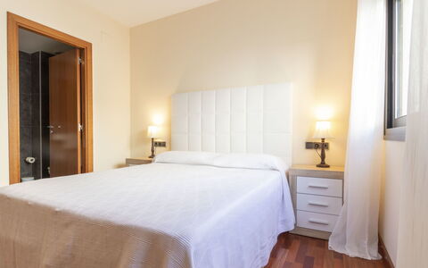 Cambrils 600: Chambre, Lit, Meubles, Pièce, Drap De Lit, Propriété, Matelas, Sol, Cadre De Lit, Design Intérieur