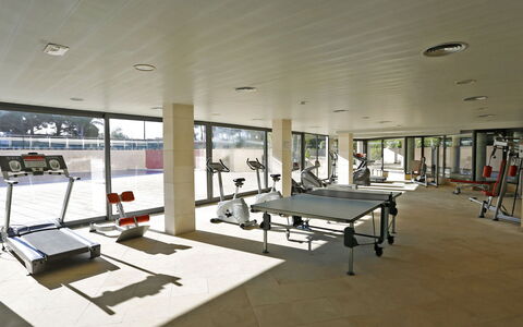 Cambrils 600: Bâtiment, Salle, Sol, Sol, Bois, Table, Salle De Récréation, Loisir, Plafond, Machine