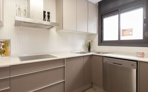 Cambrils 600: Cabinetry, Comptoir, Evier, Propriété, Fenêtre, Évier, Cuisine, Robinet, Bois, Design Intérieur
