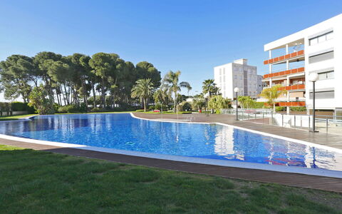 Cambrils 600: L'Eau, Ciel, Bâtiment, Plante, Propriété, Piscine, Bleu Azur, Arbre, Fenêtre, Maison
