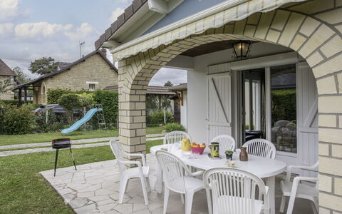Villa Hélios: Plante, Nuage, Table, Propriété, Meubles, Chaise, Bâtiment, Fenêtre, Ciel, Pot De Fleur