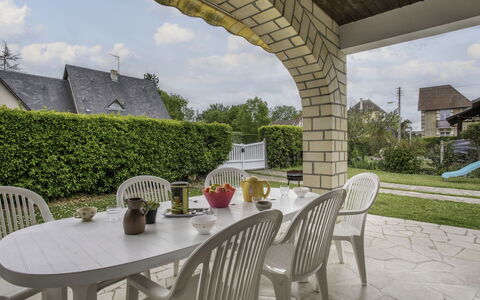 Villa Hélios: Ciel, Plante, Table, Meubles, Nuage, Propriété, Chaise, Éclairage, Bâtiment, Mobilier De Jardin