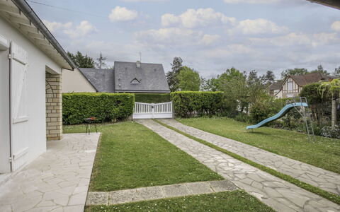 Villa Hélios: Plante, Ciel, Nuage, Jour, Propriété, Arbre, Surface De La Route, Ombre, Porte, Herbe