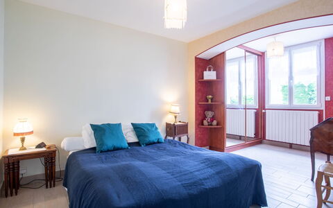 Villa Hélios: Meubles, Bâtiment, Confort, Bleu Azur, Bois, Cadre De Lit, Textile, Éclairage, Porte, Ombre