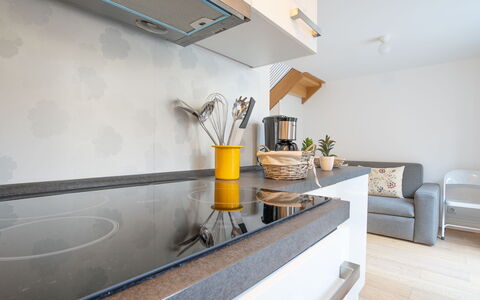 Wilson: Canapé, Bâtiment, Plante, Plante D'Appartement, Comptoir, Design Intérieur, Table, Confort, Sol