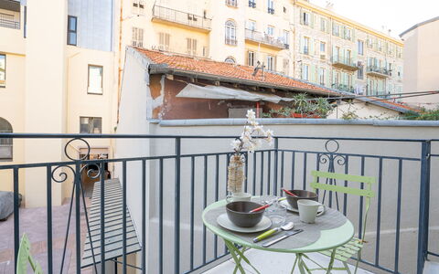 Wilson: Bâtiment, Fenêtre, Propriété, Table, Meubles, Pot De Fleur, Chaise, Clôture, Vaisselle, Maison