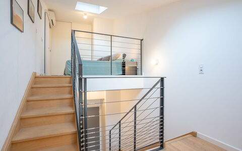 Wilson: Propriété, Escaliers, Bâtiment, Bois, Design Intérieur, Sol, Sol, Mur, Ligne
