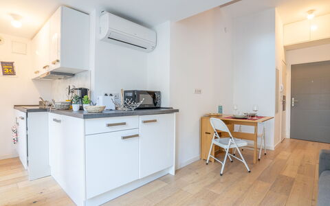 Wilson: Cabinetry, Bâtiment, Bois, Comptoir, Design Intérieur, Sol, Appareil De Cuisine, Cuisine, Cuisinière, Maison