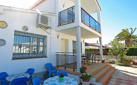 Solimar Cambrils: Ciel, Bâtiment, Propriété, Bleu, Bleu Azur, Plante, Design Intérieur, Chaise, Fenêtre, Architecture