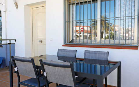 Solimar Cambrils: Table, Propriété, Meubles, Chaise, Bleu, Bois, Fenêtre, Bâtiment, Design Intérieur, Sol
