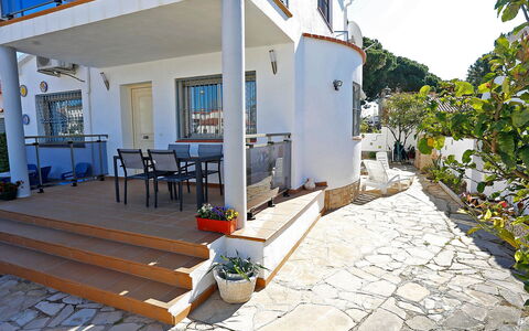 Solimar Cambrils: Plante, Propriété, Bâtiment, Ciel, Pot De Fleur, Ombre, Surface De La Route, Bois, Chalet, Maison
