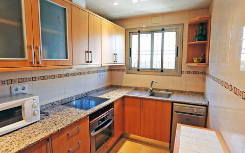 Solimar Cambrils: Comptoir, Robinet, Cabinetry, Evier, Évier, Meubles, Propriété, Luminaire Plomberie, Cuisine, Fenêtre