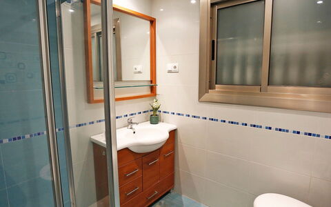 Solimar Cambrils: Miroir, Robinet, Armoire De Toilette, Évier, Luminaire Plomberie, Lavabo, Propriété, Cabinetry, Salle De Bains, Violet
