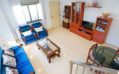 Solimar Cambrils: Cadre, Canapé, Bâtiment, Sol, Sol, Design Intérieur, Bois, Maison, Salon, Dur
