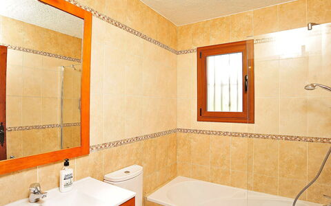 Rocinante: Luminaire Plomberie, Robinet, Miroir, Lavabo, Propriété, Évier, Bâtiment, Fenêtre, Salle De Bains, Bois