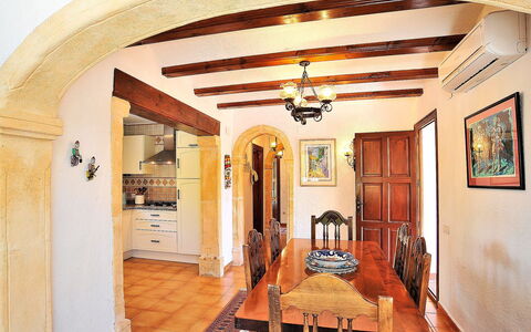 Rocinante: Cadre, Bâtiment, Bois, Salle, Design Intérieur, Table, Architecture, Chaise, Sol, Porte