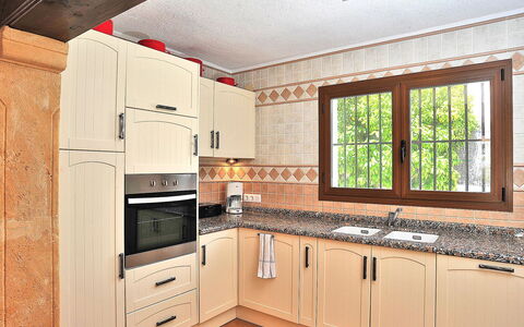Rocinante: Cabinetry, Comptoir, Meubles, Propriété, Evier, Évier, Bâtiment, Cuisinière, Fenêtre, Cuisine