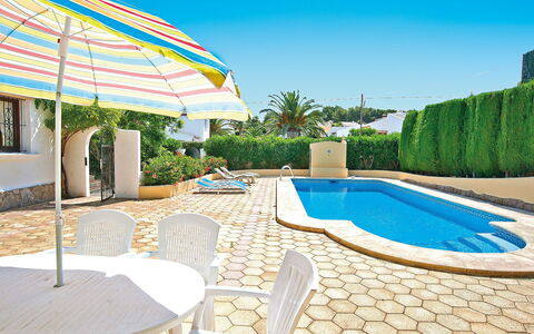 Rocinante: L'Eau, Ciel, Propriété, Plante, Vert, Bleu Azur, Ombre, Piscine, Bâtiment, Architecture