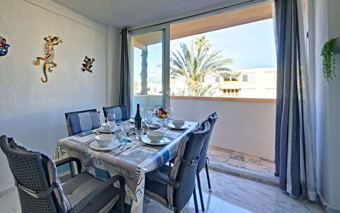 L'Ancora: Table, Meubles, Propriété, Chaise, Bleu Azur, Bâtiment, Vaisselle, Design Intérieur, Bois, Sol