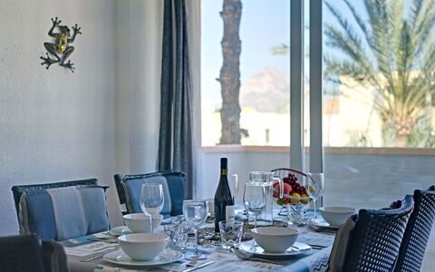 L'Ancora: Table, Vaisselle, Meubles, Propriété, Blanc, Lumière, Bleu Azur, Chaise, Bleu, Drinkware