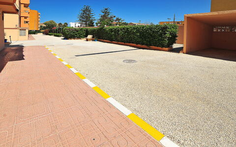 L'Ancora: Ciel, Plante, Surface De La Route, Arbre, Asphalte, Lot Terre, Lumière Du Soleil, Sol, Sol, Design Urbain