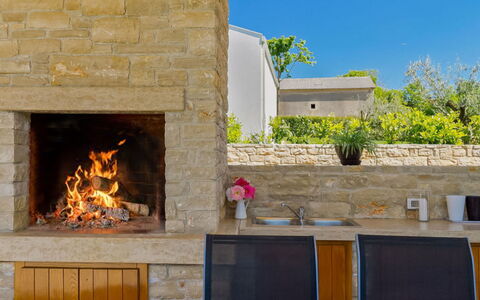 Luna Nera: Propriété, Bâtiment, Ciel, Plante, Bois, Jaune, Design Intérieur, Brique, Foyer, Mur