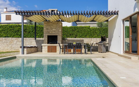 Luna Nera: L'Eau, Propriété, Plante, Piscine, Bleu Azur, Ciel, Ombre, Mobilier De Jardin, Design Intérieur, Chaise