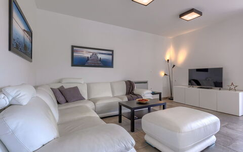 Luna Nera: Cadre, Propriété, Meubles, Confort, Blanc, Salon, Design Intérieur, Table, Oreiller, Sol