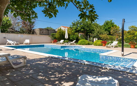 Privlaka 137: L'Eau, Ciel, Plante, Piscine, Bâtiment, Mobilier De Jardin, Arbre, Ombre, Loisir, Chaise