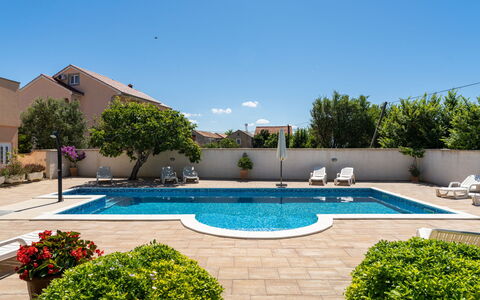 Privlaka 137: L'Eau, Plante, Ciel, Propriété, Bâtiment, Piscine, Bleu Azur, Arbre, Ombre, Architecture