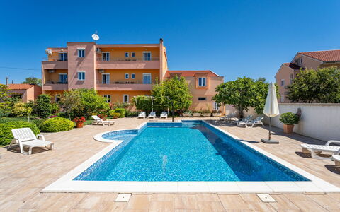 Privlaka 137: Plante, L'Eau, Ciel, Bâtiment, Jour, Propriété, Piscine, Bleu Azur, Fenêtre, Architecture