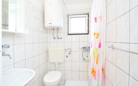 Johanna: Luminaire Plomberie, Évier, Propriété, Lavabo, Bâtiment, Toilette, Siège De Toilette, Violet, Robinet, Salle De Bains
