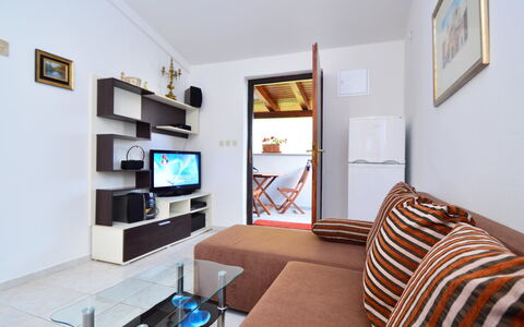 Johanna: Cadre, Canapé, Meubles, Propriété, Table, Salon, Confort, Bois, Éclairage, Design Intérieur