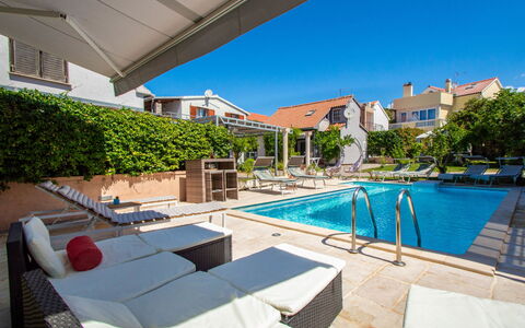 Johanna: L'Eau, Ciel, Propriété, Plante, Bâtiment, Fenêtre, Piscine, Bleu Azur, Ombre, Mobilier De Jardin