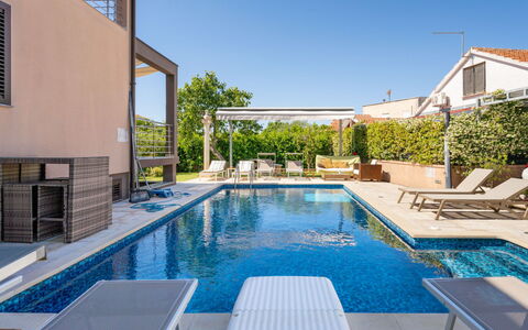 Tina: Piscine, Mobilier De Jardin, Recours, Meubles, Zone Résidentielle, Parapluie, Composite, Chaise, Domicile, Loisir