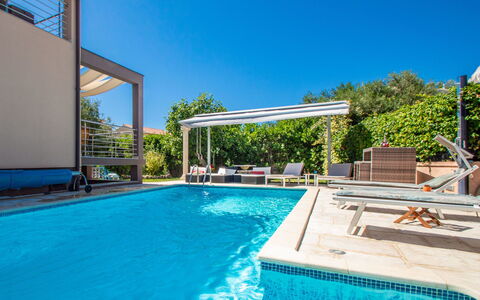 Slava i Oksana: L'Eau, Ciel, Plante, Propriété, Piscine, Bleu Azur, Bleu, Ombre, Arbre, Mobilier De Jardin