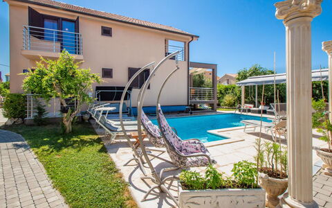 Slava i Oksana: Plante, Ciel, L'Eau, Bleu Azur, Piscine, Ombre, Bâtiment, Arbre, Design Urbain, Mobilier De Jardin