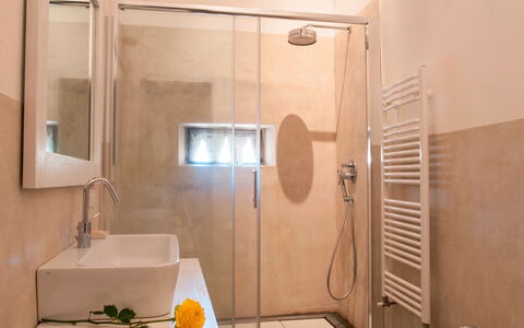 Casale Porano: Salle De Bains, Propriété, Pièce, Luminaire Plomberie, Design Intérieur, Tuile, Porte, Immobilier, Architecture, Bâtiment