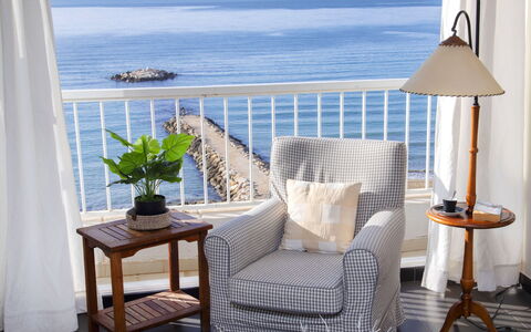 Les Roquetes: Meubles, Propriété, L'Eau, Plante, Ciel, Table, Bleu Azur, Bois, Design Intérieur, Mobilier De Jardin
