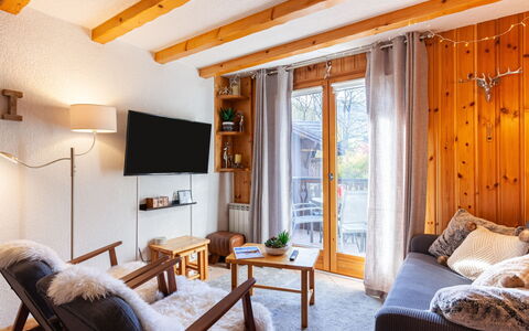 Les Huskies: Table, Propriété, Meubles, Confort, Bois, Canapé, Fenêtre, Éclairage, Design Intérieur, Orange