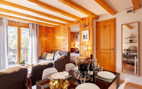 Les Huskies: Table, Meubles, Propriété, Chaise, Cadre, Orange, Éclairage, Design Intérieur, Sol, Bois