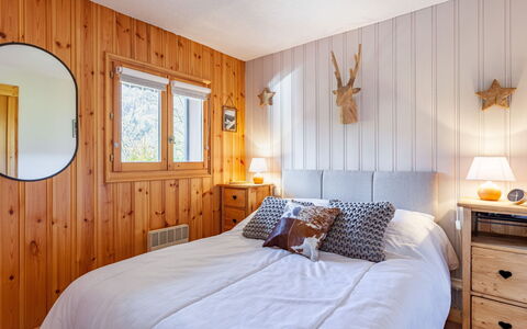 Les Huskies: Meubles, Propriété, Cabinetry, Confort, Bleu Azur, Bois, Textile, Cadre De Lit, Design Intérieur, Lit