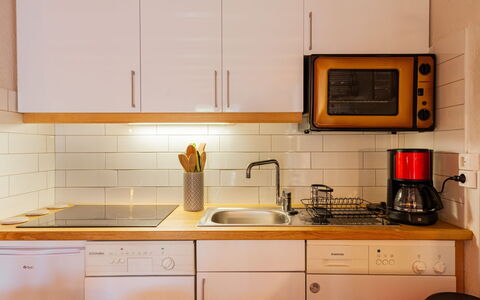 Les Huskies: Marron, Cabinetry, Evier, Comptoir, Propriété, Évier, Appareil De Cuisine, Robinet, Cuisinière, Cuisine
