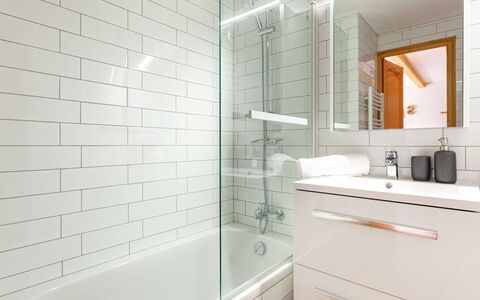 Les Huskies: Miroir, Robinet, Armoire De Toilette, Baignoire, Propriété, Bâtiment, Luminaire Plomberie, Cabinetry, Évier, Salle De Bains